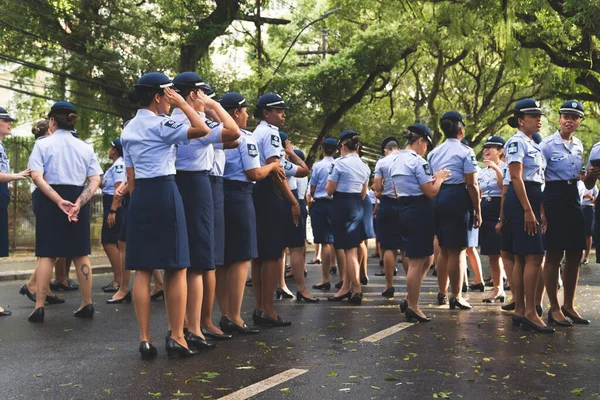 ブラジル バヒア州サルバドール2022年9月7日 航空兵の女性兵士がバヒアのサルバドールで開催されたブラジル独立パレードで写真撮影のためにポーズをとっています — ストック写真