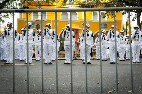 2022年9月7日 巴西巴伊亚州 萨尔瓦多 在巴西独立日 军事人员手持武器站在萨尔瓦多市的护栏后面 — 图库照片
