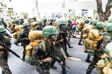 Salvador, Bahia, Brezilya - 07 Eylül 2022: Brezilya ordusu askerleri bağımsızlık anısına Salvador, Bahia sokaklarında yürüdüler.