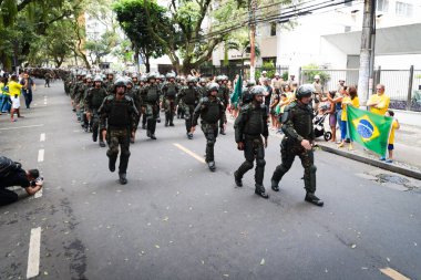Salvador, Bahia, Brezilya - 07 Eylül 2022: Brezilya ordusu askerleri bağımsızlık anısına Salvador, Bahia sokaklarında yürüdüler.