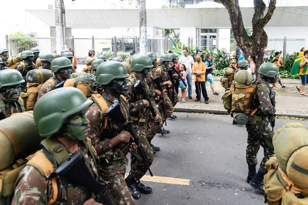 stock image Salvador, Bahia, Brazil - September 07, 2022: Soldiers of the Brazilian army march with special weapons and camouflage at the independence parade in Salvador, Bahia.