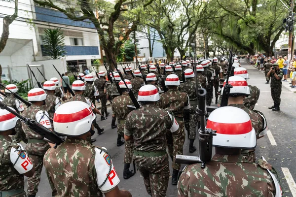 ブラジルのバヒア州サルバドール 2022年9月7日 軍警察の兵士がブラジル独立記念日にバヒアのサルバドールの街でパレードしています — ストック写真