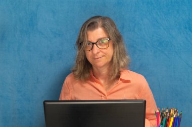 Ev ya da ofis bilgisayarlı düşünceli ve endişeli bir kadın. İş, insan ve teknoloji kavramı.