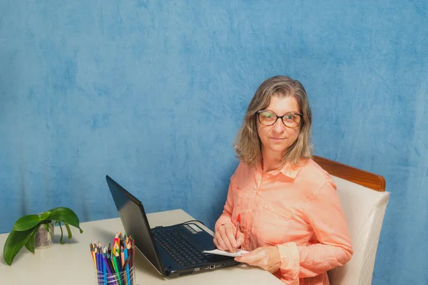 Donna Premurosa Preoccupata Con Computer Portatile Che Lavora Casa Ufficio — Foto Stock