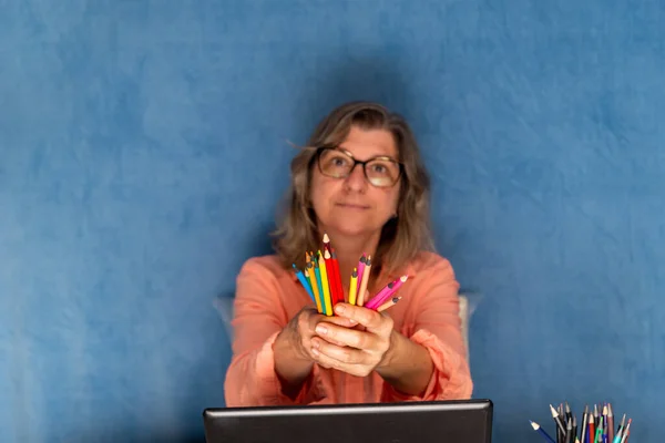 Donna Che Mostra Matite Colori Con Computer Portatile Che Lavora — Foto Stock