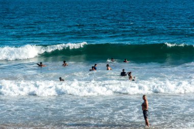 Salvador, Bahia, Brezilya - 22 Ekim 2022: İnsanlar Salvador, Bahia 'daki Farol da Barra plajında yüzüyorlar.