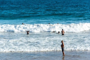 Salvador, Bahia, Brezilya - 22 Ekim 2022: İnsanlar Salvador, Bahia 'daki Farol da Barra plajında yüzüyorlar.