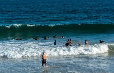 Salvador, Bahia, Brezilya - 22 Ekim 2022: İnsanlar Salvador, Bahia 'daki Farol da Barra plajında yüzüyorlar.