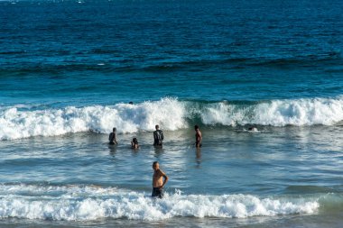 Salvador, Bahia, Brezilya - 22 Ekim 2022: İnsanlar Salvador, Bahia 'daki Farol da Barra plajında yüzüyorlar.