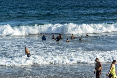 Salvador, Bahia, Brezilya - 22 Ekim 2022: İnsanlar Salvador, Bahia 'daki Farol da Barra plajında yüzüyorlar.