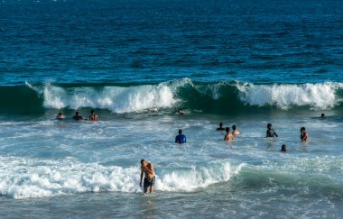 Salvador, Bahia, Brezilya - 22 Ekim 2022: İnsanlar Salvador, Bahia 'daki Farol da Barra plajında yüzüyorlar.