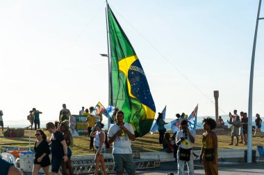 Salvador, Bahia, Brezilya - 22 Ekim 2022: Brezilya Cumhurbaşkanı Jair Bolsonaro 'nun destekçileri, Salvador' daki Farol da Barra Meydanı 'na büyük bir Brezilya bayrağı dikerek protesto etti..
