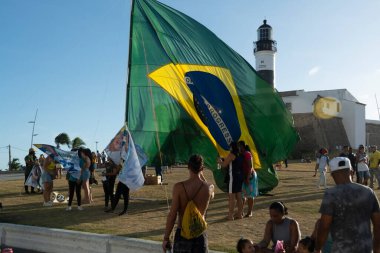 Salvador, Bahia, Brezilya - 22 Ekim 2022: Brezilya Cumhurbaşkanı Jair Bolsonaro 'nun destekçileri, Salvador, Bahia' daki Farol da Barra meydanına büyük bir Brezilya bayrağı dikti..