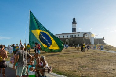 Salvador, Bahia, Brezilya - 22 Ekim 2022: Brezilya Cumhurbaşkanı Jair Bolsonaro 'nun destekçileri, Salvador, Bahia' daki Farol da Barra meydanına büyük bir Brezilya bayrağı dikti..