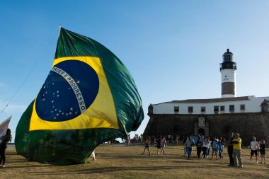 Salvador, Bahia, Brezilya - 22 Ekim 2022: Brezilya Cumhurbaşkanı Jair Bolsonaro 'nun destekçileri, Salvador, Bahia' daki Farol da Barra meydanına büyük bir Brezilya bayrağı dikti..