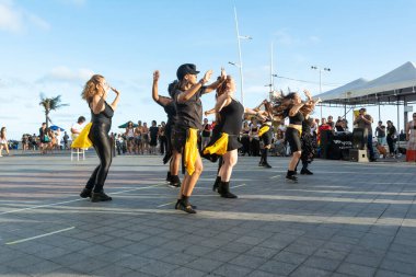 Salvador, Bahia, Brezilya - 22 Ekim 2022: Salvador 'daki Farol da Barra meydanında dans eden kadınlar.