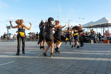 Salvador, Bahia, Brezilya - 22 Ekim 2022: Salvador 'daki Farol da Barra meydanında dans eden kadınlar.