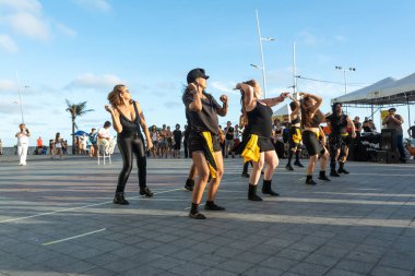 Salvador, Bahia, Brezilya - 22 Ekim 2022: Salvador 'daki Farol da Barra meydanında dans eden kadınlar.