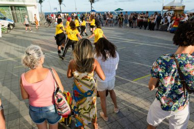 Salvador, Bahia, Brezilya - 22 Ekim 2022: Salvador 'daki Farol da Barra meydanında dans eden kadınlar.