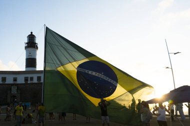 Salvador, Bahia, Brezilya - 22 Ekim 2022: Brezilya Cumhurbaşkanı Jair Bolsonaro 'nun destekçileri, Salvador, Bahia' daki Farol da Barra meydanına büyük bir Brezilya bayrağı dikti..