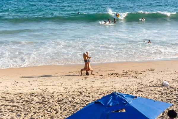 브라질 살바도르 2022 브라질 살바도르에 해변에서 요가를 있는가 사람들은 지나가는 — 스톡 사진