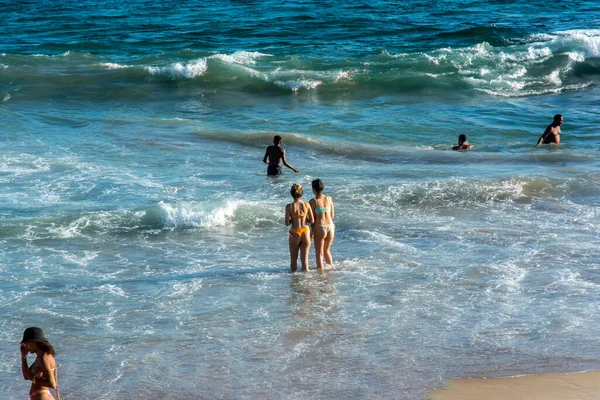 Salvador Bahia Brazílie Října 2022 Lidé Koupající Moři Pláži Farol — Stock fotografie