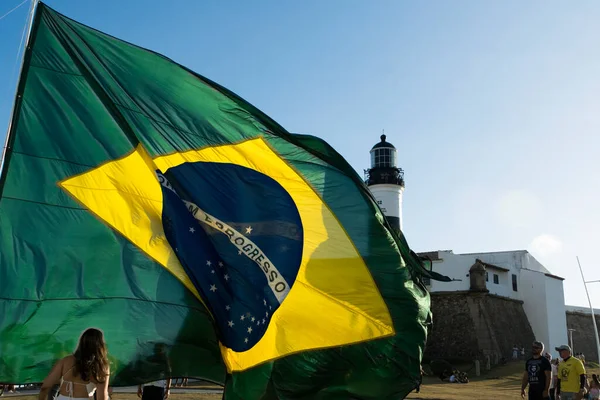 ブラジル バヒア州サルバドール 2022年10月22日 ブラジル大統領ジャール ボルソナーロの支持者は サルバドールのファロル バラ広場に大きなブラジルの旗を置くことで抗議 — ストック写真