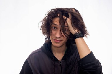 Beyaz arka planda yakışıklı bir gencin portresi. Modern sosyal konseptte kıyafetler.