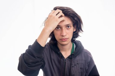 Beyaz arka planda yakışıklı bir gencin portresi. Modern sosyal konseptte kıyafetler.