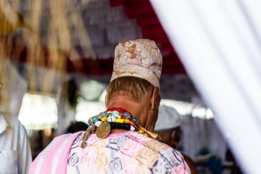 Santo Amaro, Bahia, Brezilya - 15 Mayıs 2022: Santo Amaro şehrinde Bembe do Mercado olarak bilinen dini bir gösteri sırasında Candomble üyeleri görülüyor.