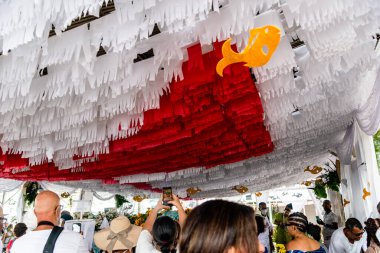Santo Amaro, Bahia, Brezilya - 15 Mayıs 2022: Santo Amaro şehrinde Bembe do Mercado olarak bilinen dini bir gösteri sırasında Candomble üyeleri görülüyor.