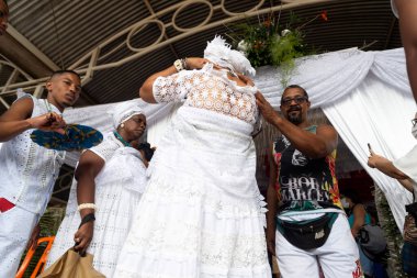 Santo Amaro, Bahia, Brezilya - 15 Mayıs 2022: Santo Amaro şehrinde Bembe do Mercado olarak bilinen dini bir gösteri sırasında Candomble üyeleri görülüyor.