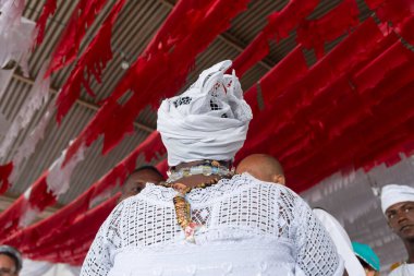 Santo Amaro, Bahia, Brezilya - 15 Mayıs 2022: Santo Amaro şehrinde Bembe do Mercado olarak bilinen dini bir gösteri sırasında Candomble üyeleri görülüyor.