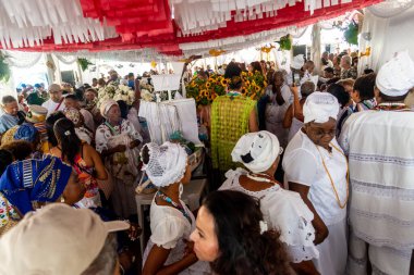 Santo Amaro, Bahia, Brezilya - 15 Mayıs 2022: Santo Amaro şehrinde Bembe do Mercado olarak bilinen dini bir gösteri sırasında Candomble üyeleri görülüyor.