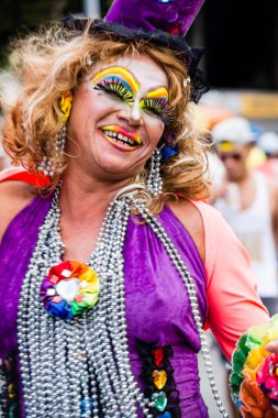 Salvador, Bahia, Brezilya - 11 Eylül 2016: Brezilya 'nın Salvador kentindeki LGBT hakları için düzenlenen sokak yürüyüşü sırasında gümrük giyen insanlar. Çeşitlilik, hoşgörü ve cinsiyet kimliği kavramı.