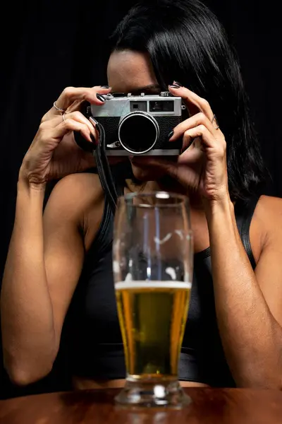 Studio Portrait Young Woman Black Shirt Camera Her Face Glass — Fotografia de Stock