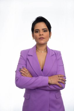 Kendine güvenen güzel iş kadını çalışmaya hazır. Güven ve yeterlilik kavramı. İzole edilmiş kadın portresi.