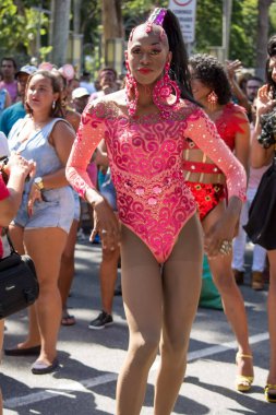 Salvador, Bahia, Brezilya - 11 Eylül 2016: Brezilya 'nın Salvador kentindeki LGBT hakları için düzenlenen sokak yürüyüşünde fotoğraf için poz veren bir kişi.