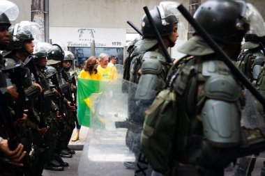 Salvador, Bahia, Brezilya - 07 Eylül 2022: Özel giysili askeri personel, Salvador, Bahia 'da Brezilya Bağımsızlık Günü' nde sokaklarda geçit töreni yapıyor.