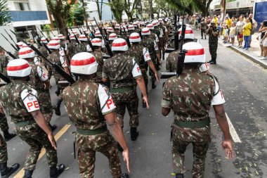 Salvador, Bahia, Brezilya - 07 Eylül 2022: Askeri polis askerleri Brezilya 'nın bağımsızlık gününde Salvador, Bahia sokaklarında geçit töreni yapıyorlar.     