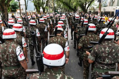 Salvador, Bahia, Brezilya - 07 Eylül 2022: Askeri polis askerleri Brezilya 'nın bağımsızlık gününde Salvador, Bahia sokaklarında geçit töreni yapıyorlar.     