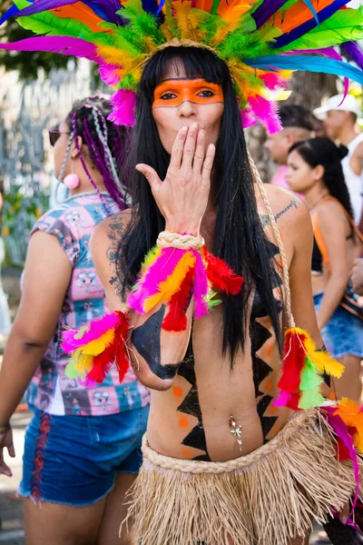 ブラジル バヒア州サルバドール 2016年9月11日 ブラジル サルバドール市でLgbtの権利のための路上行進中に写真のキスを吹くキャラクターの衣装の人 — ストック写真