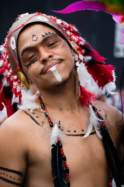 萨尔瓦多 巴西巴伊亚州 2016年9月11日 在巴西萨尔瓦多市举行的争取男女同性恋 双性恋和变性者权利的街头游行中 一名装扮成拍照的人 — 图库照片
