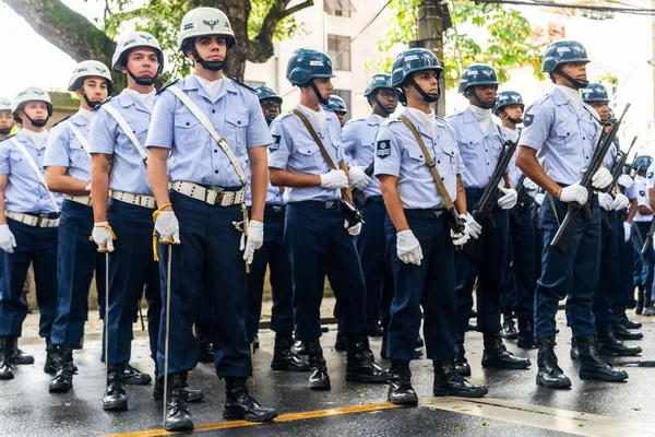 萨尔瓦多 巴西巴伊亚州 2022年9月7日 巴西独立日 巴伊亚州 站在大街上 手持放下武器的航空兵 — 图库照片