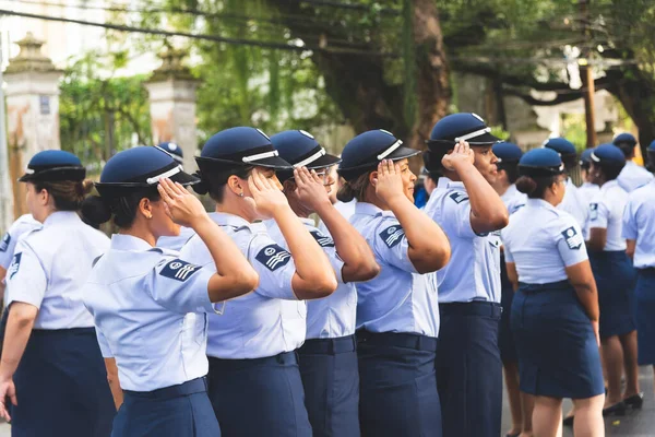 萨尔瓦多 巴西巴伊亚州 2022年9月7日 在巴西巴伊亚州萨尔瓦多举行的独立阅兵式上 航空兵中的女兵摆姿势拍照 — 图库照片