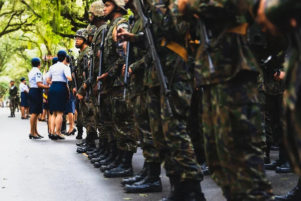 Salvador Bahia Brazylia Września 2022 Żołnierze Brazylijskiej Armii Odpoczywają Bronią — Zdjęcie stockowe