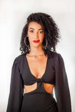 Genç serilerin portresi ve kameraya sessizce bakmak. Stüdyoda beyaz arka planda izole edilmiş.