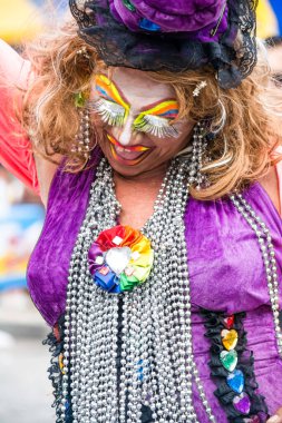 Salvador, Bahia, Brezilya - 11 Eylül 2016: Brezilya 'nın Salvador kentindeki LGBT hakları için düzenlenen sokak yürüyüşü sırasında gümrük giyen insanlar. Çeşitlilik, hoşgörü ve cinsiyet kimliği kavramı.