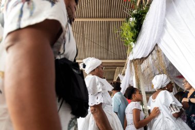 Santo Amaro, Bahia, Brezilya - 15 Mayıs 2022: Santo Amaro şehrinde Bembe do Mercado olarak bilinen dini bir gösteri sırasında Candomble üyeleri görülüyor.