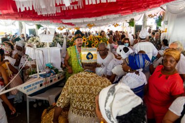 Santo Amaro, Bahia, Brezilya - 15 Mayıs 2022: Santo Amaro şehrinde Bembe do Mercado olarak bilinen dini bir gösteri sırasında Candomble üyeleri görülüyor.